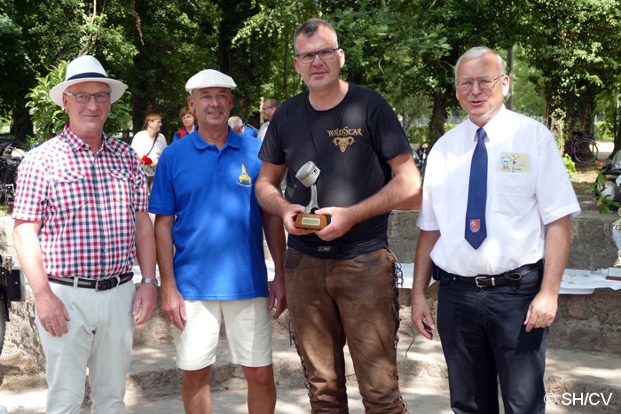 Bild: Siegerehrung im Gutspark in Mößlitz. Prämiert wurden die Gewinner der Fahrzeugklassen M1 bis M4 (Motorräder) und A1 bis A5 (Automobile). Desweiteren gab es Pokale für das Schönste Motorrad & Automobil sowie für das Schönste Kostüm und der Pechvogel.
Sie Siegerehrung nahm Fahrtleiter Ralf Zschoche, Ortsbürgermeister Jürgen Ebinger sowie Stadtbürgermeister Rolf Sonnenberger vor.