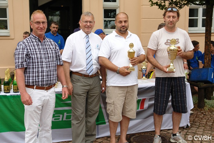 Bild: Platzierungen der Fahrzeugklasse: A8

1. Platz: (23 Strafpunkte) Marco Hübner, Skoda 110 R
2. Platz: (35 Strafpunkte) Jens Hentrich, Moskwitsch 408ic
3. Platz: (45 Strafpunkte) Bernhard Hofmann, Trabant 601