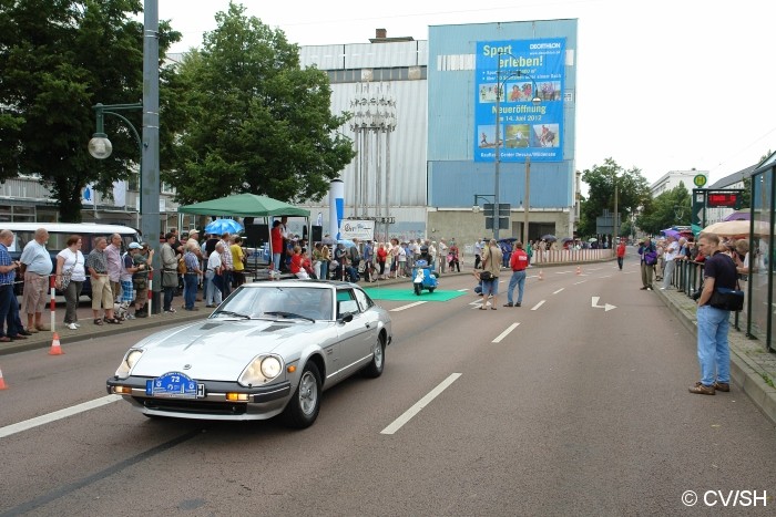 Bild: Anlässlich des Sachsen-Anhalt-Tages in Dessau-Roßlau, fuhren die Oldtimer durch die gesperrte Innenstadt von Dessau. An einer Bühne wurden die Fahrzeuge dem interessierten Publikum vorgestellt, ehe es weiter in Richtung Zschornewitz ging.