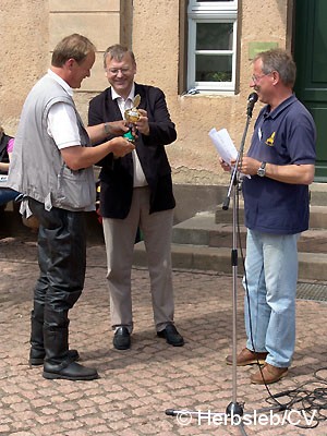 Bild: Die Siegerehrung führte Fahrtleiter Hans-Peter Lohmann mit Bürgermeister Rolf Sonnenberger durch.