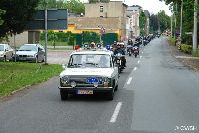 Bild: Vor dem Start zur Sonntags-Ausfahrt fuhren alle Fahrzeuge in einem Corso durch die Zörbiger Innenstadt.