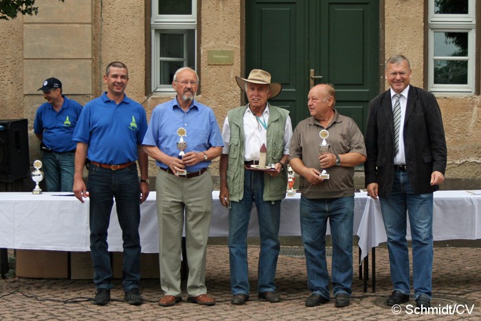 Bild: Die Siegerehrung nahmen Ralf Zschoche und Bürgermeister Rolf Sonnenberger vor und bedankten sich bei allen Gästen, Besuchern und Mitwirkenden der 11. Curbici Veterano.