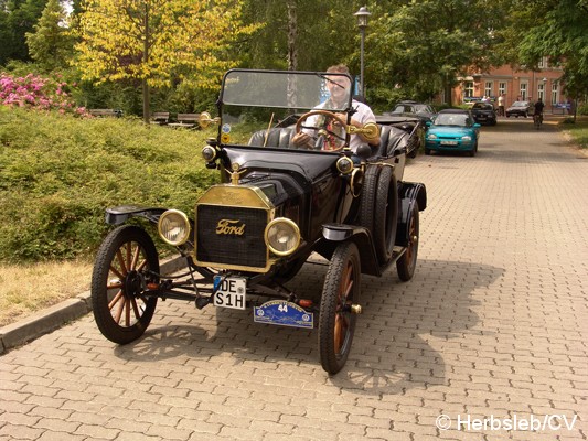 Bild: Eintreffen der Fahrzeuge am Wendepunkt in Halle/Salinemuseum. Dort konnten die Teilnehmer das Museum besuchen und ihren Kaffee&Kuchen einnehmen.