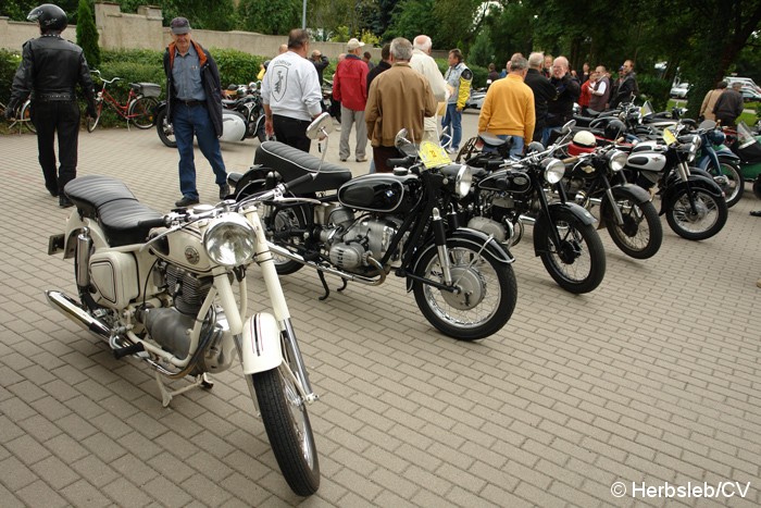 Bild: Eintreffen & Ausstellung der Oldtimer auf dem Zörbiger Schloßgelände.