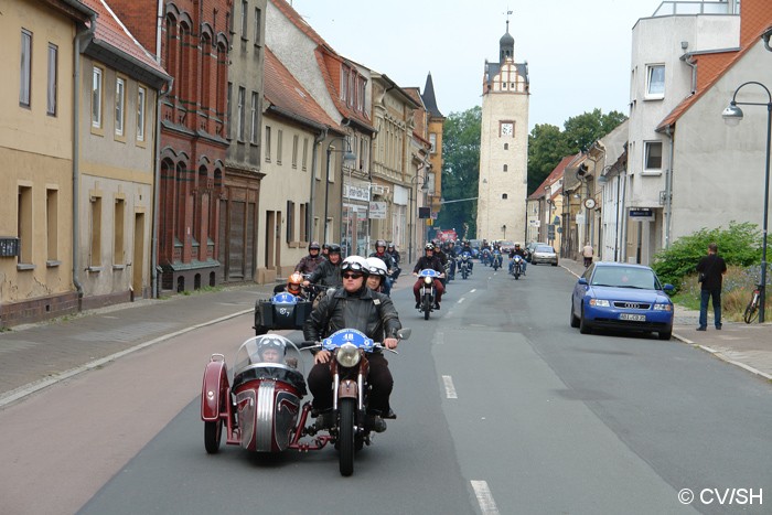 Bild: Vor dem Start zur Sonntags-Ausfahrt fuhren alle Fahrzeuge in einem Corso durch die Zörbiger Innenstadt.