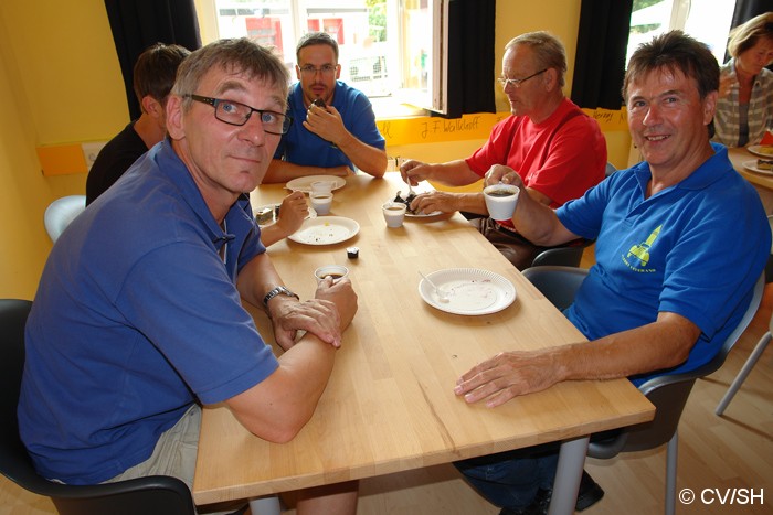 Bild: Eine kleine Stärkung mit Kaffee & Kuchen in Gröbzig für die Teilnehmer und für die Curbici-Mannschaft.
