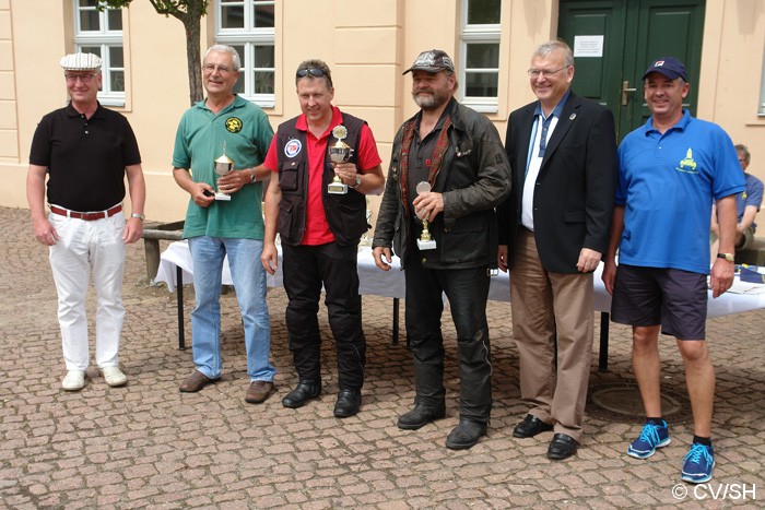 Bild: Sieger Fahrzeugklasse M1

1. Platz: Axel Borchardt aus Lieskau auf NSU 4 PS, Baujahr 1926, Strafpunkte: 29
2. Platz: Udo Horn aus Rösa auf BSA G27, Baujahr 1927, Strafpunkte: 36
3. Platz: Rüdiger Bollmann aus Oranienburg auf Württembergia D28, Baujahr 1928, Strafpunkte: 43
