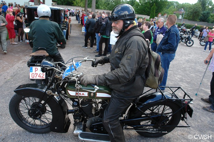Bild: Start zur Ausfahrt vom Zörbiger Schloßparkplatz. Etappenziel war das  Fahrzeug und Technik Museum in Merseburg.
