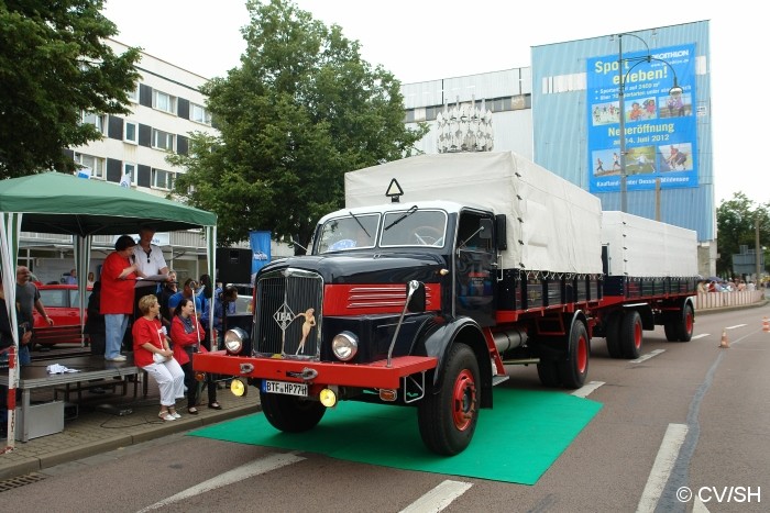 Bild: Anlässlich des Sachsen-Anhalt-Tages in Dessau-Roßlau, fuhren die Oldtimer durch die gesperrte Innenstadt von Dessau. An einer Bühne wurden die Fahrzeuge dem interessierten Publikum vorgestellt, ehe es weiter in Richtung Zschornewitz ging.