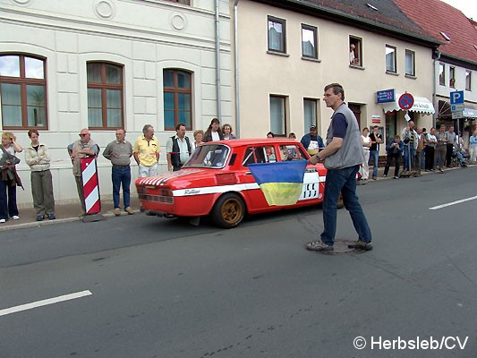 Bild: Am Sonntag-Vormittag wurde die Zörbiger Innenstadt für den öffentlichen Straßenverkehr gesperrt. Hunderte Zuschauer an den Straßenzügen Zörbigs konnten historische Rennfahrzeuge mit ihren Fahrern bewundern.