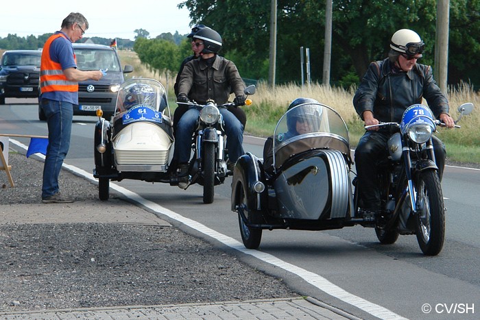 Bild: Aus Merseburg kommend, treffen die Fahrzeuge am Ziel in Zörbig ein. Unterwegs mussten noch einige Baumaffen gefunden werden. Mit der Kartenabgabe endete der erste Fahrtag. Am Abend trafen sich die Oldtimerfreunde zu Benzingesprächen auf dem Zörbiger Schloss.