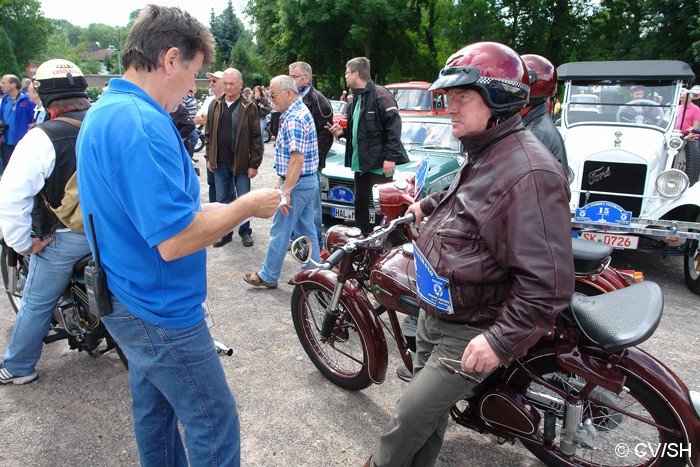 Bild: Start zur Ausfahrt vom Zörbiger Schloßparkplatz. Etappenziel war das  Fahrzeug und Technik Museum in Merseburg.