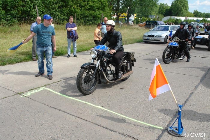 Bild: SP Durchschnittsgeschwindigkeit: Auf dem Rückweg von Merseburg nach Zörbig gab es am Merseburger Museum für die Teilnehmer eine Sonderprüfung zu absolvieren. Hier musste eine Durchschnittsgeschwindigkeit auf einer 350 Meter langen Geraden erreicht werden.