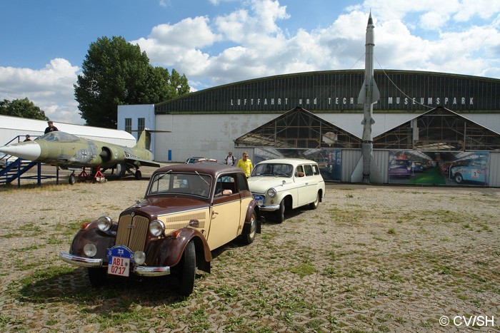 Bild: SP Durchschnittsgeschwindigkeit: Auf dem Rückweg von Merseburg nach Zörbig gab es am Merseburger Museum für die Teilnehmer eine Sonderprüfung zu absolvieren. Hier musste eine Durchschnittsgeschwindigkeit auf einer 350 Meter langen Geraden erreicht werden.