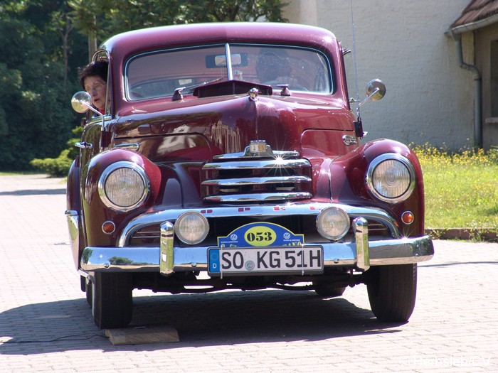 Bild: Sonderprüfung in der Ortschaft Salzfurtkapelle. Diese wurde am Sonntag-Vormittag von den Oldtimerfreunden angefahren. Das Hupenbrett musste mit der entsprechenden Fahrerseite zielgenau überfahren und die Hupeinrichtung ausgelöst werden.