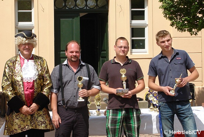 Bild: Platzierungen der Fahrzeugklasse: A8

1. Platz: (9 Strafpunkte) Michael Wrubel, Ford Mustang
2. Platz: (21 Strafpunkte) Hubert Tietzsch, Fiat 500
3. Platz: (22 Strafpunkte) Marcel Towara, Opel Manta