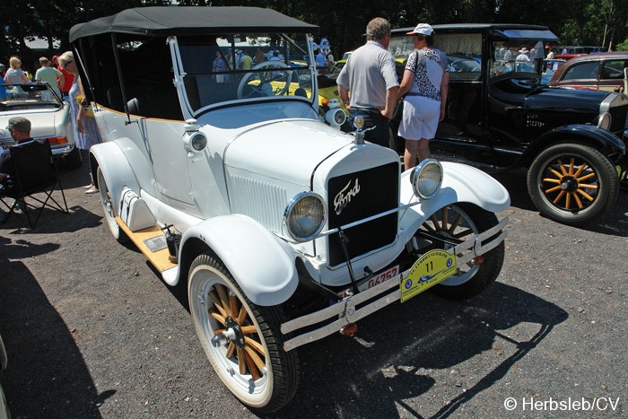 Bild: Eintreffen & Ausstellung der Oldtimer auf dem Zörbiger Schloßgelände am 09.07.2011.