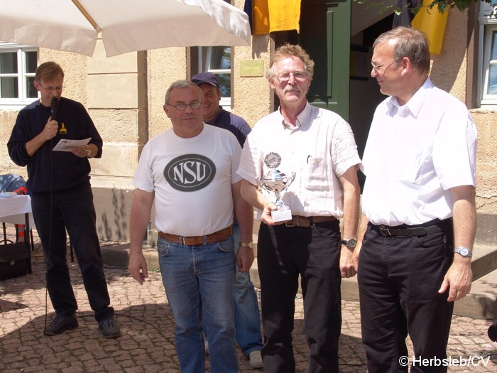 Bild: Siegerehrung auf Gut Mößlitz nach Fahrzeugklassen. Außerdem wurde das schönste Motorrad und Auto prämiert.
Auch der Pechvogel des Tages erhielt ein Schrauber-Pokal.