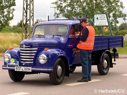 Bild: Sonderprüfung in der Ortschaft Glebitzsch: Hier hieß es Fahren nach Zeit. Auf einer vorgeschriebenen Fahrstrecke durch das Dorf, wurde die Zeit gemessen.