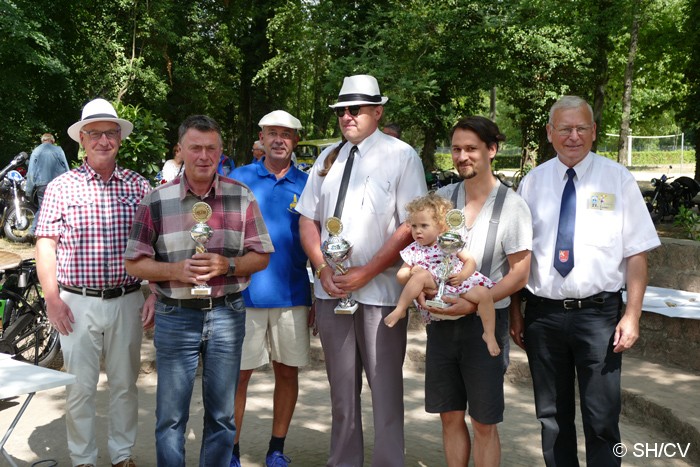 Siegerehrung im Gutspark in Mößlitz. Prämiert wurden die Gewinner der Fahrzeugklassen M1 bis M4 (Motorräder) und A1 bis A5 (Automobile). Desweiteren gab es Pokale für das Schönste Motorrad & Automobil sowie für das Schönste Kostüm und der Pechvogel.
Sie Siegerehrung nahm Fahrtleiter Ralf Zschoche, Ortsbürgermeister Jürgen Ebinger sowie Stadtbürgermeister Rolf Sonnenberger vor. Bild: Siegerehrung im Gutspark in Mößlitz. Prämiert wurden die Gewinner der Fahrzeugklassen M1 bis M4 (Motorräder) und A1 bis A5 (Automobile). Desweiteren gab es Pokale für das Schönste Motorrad & Automobil sowie für das Schönste Kostüm und der Pechvogel.
Sie Siegerehrung nahm Fahrtleiter Ralf Zschoche, Ortsbürgermeister Jürgen Ebinger sowie Stadtbürgermeister Rolf Sonnenberger vor.