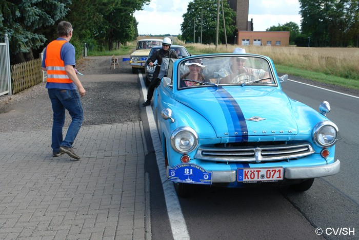 Bild: Aus Merseburg kommend, treffen die Fahrzeuge am Ziel in Zörbig ein. Unterwegs mussten noch einige Baumaffen gefunden werden. Mit der Kartenabgabe endete der erste Fahrtag. Am Abend trafen sich die Oldtimerfreunde zu Benzingesprächen auf dem Zörbiger Schloss.