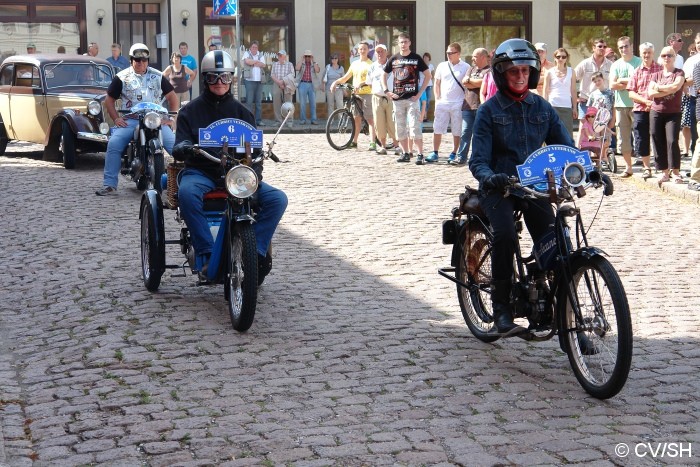 Bild: Start der Tagesausfahrt mit Zielpunkt Mößlitz. Die Fahrt begann am Zörbiger Rathaus mit einer Fahrzeugvorstellung.