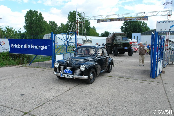 SP Durchschnittsgeschwindigkeit: Auf dem Rückweg von Merseburg nach Zörbig gab es am Merseburger Museum für die Teilnehmer eine Sonderprüfung zu absolvieren. Hier musste eine Durchschnittsgeschwindigkeit auf einer 350 Meter langen Geraden erreicht werden. Bild: SP Durchschnittsgeschwindigkeit: Auf dem Rückweg von Merseburg nach Zörbig gab es am Merseburger Museum für die Teilnehmer eine Sonderprüfung zu absolvieren. Hier musste eine Durchschnittsgeschwindigkeit auf einer 350 Meter langen Geraden erreicht werden.