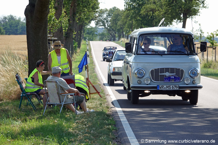 Bild: Durchfahrtskontrolle auf der Kreisstraße bei Ostrau am Petersberg.