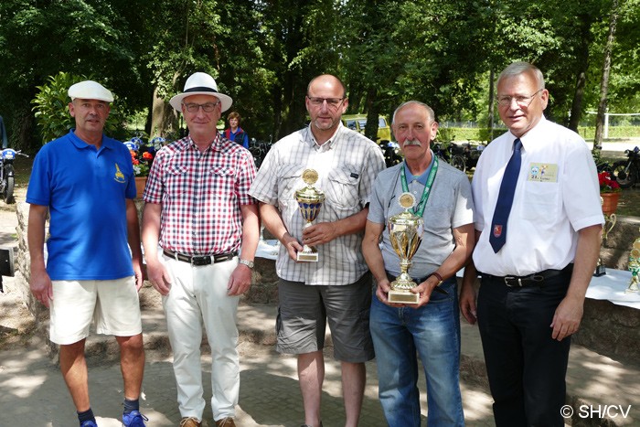 Siegerehrung im Gutspark in Mößlitz. Prämiert wurden die Gewinner der Fahrzeugklassen M1 bis M4 (Motorräder) und A1 bis A5 (Automobile). Desweiteren gab es Pokale für das Schönste Motorrad & Automobil sowie für das Schönste Kostüm und der Pechvogel.
Sie Siegerehrung nahm Fahrtleiter Ralf Zschoche, Ortsbürgermeister Jürgen Ebinger sowie Stadtbürgermeister Rolf Sonnenberger vor. Bild: Siegerehrung im Gutspark in Mößlitz. Prämiert wurden die Gewinner der Fahrzeugklassen M1 bis M4 (Motorräder) und A1 bis A5 (Automobile). Desweiteren gab es Pokale für das Schönste Motorrad & Automobil sowie für das Schönste Kostüm und der Pechvogel.
Sie Siegerehrung nahm Fahrtleiter Ralf Zschoche, Ortsbürgermeister Jürgen Ebinger sowie Stadtbürgermeister Rolf Sonnenberger vor.