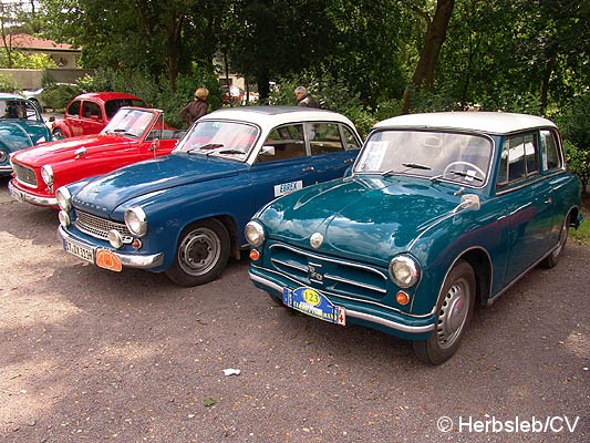 Bild: Eintreffen & Ausstellung der Oldtimer am Samstag-Vormittag auf dem Zörbiger Schloßgelände. Bis zum Start zur Ausfahrt nach Leipzig, konnten Oldtimerfans ihre Fahrzeuge zur Schau stellen.