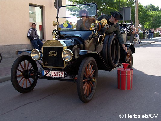 Start der Teilnehmer vor dem Rathaus Zörbig zur Ausfahrt in Richtung Mößlitz. Zuvor musste auf dem Stadtparkring die Sonderprüfungen abgelegt werden. Bild: Start der Teilnehmer vor dem Rathaus Zörbig zur Ausfahrt in Richtung Mößlitz. Zuvor musste auf dem Stadtparkring die Sonderprüfungen abgelegt werden.
