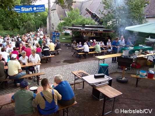 Bild: Gemütliches Beisammensein am Abend im Zörbiger Schloßhof bei Grillwurst und Bier.