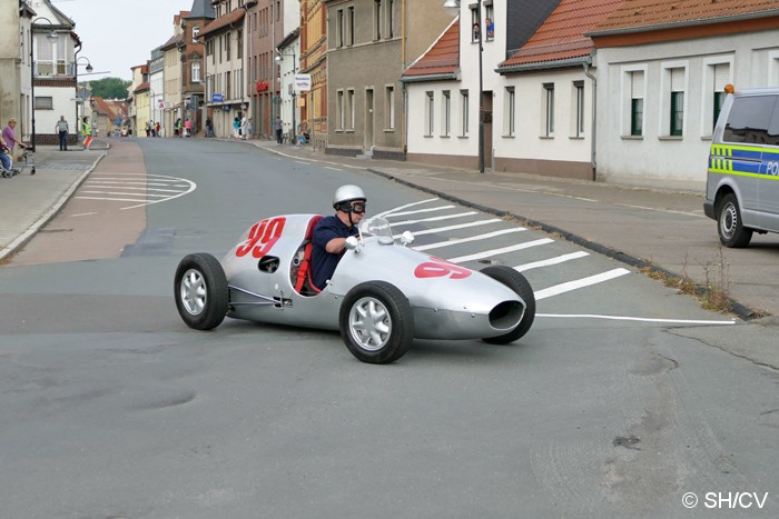 Bild: Demonstrationsläufe historischer Rennfahrzeuge durch die gesperrte Zörbiger Innenstadt.