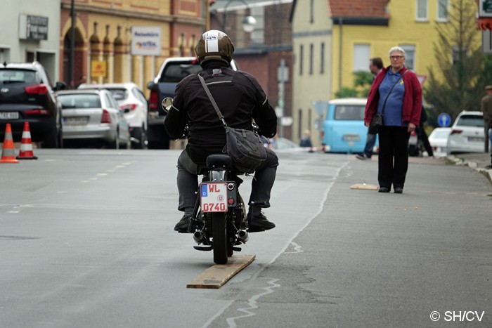 Erste Sonderprüfung in Zörbig: Das Spurbrett musste mit der rechten Fahrzeugachse getroffen und das Hupenbrett gezielt angefahren werden. Bild: Erste Sonderprüfung in Zörbig: Das Spurbrett musste mit der rechten Fahrzeugachse getroffen und das Hupenbrett gezielt angefahren werden.