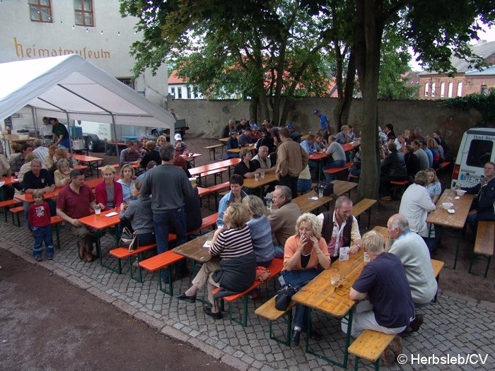 Bild: Benzingespräche am Abend im Schloßhof Zörbig.