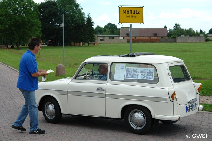 Bild: Eintreffen der ersten Fahrzeuge am Ortseingang von Mößlitz (Zörbig).