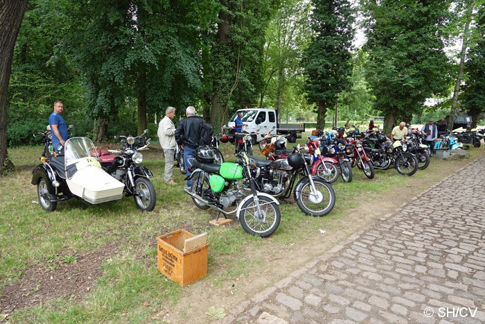 Bild: Fahrzeugausstellung in der Parkanlage in Mößlitz.