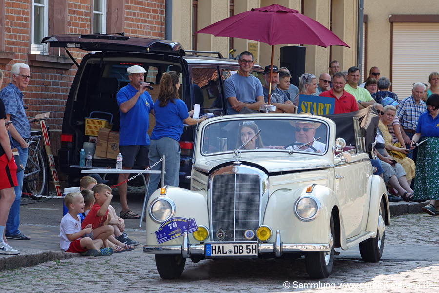 Bild: Start zur Sonntagsausfahrt vor dem Rathaus in Zörbig. Teilnehmer und Fahrzeuge werden von Fahrtleiter Ralf Zschoche und seiner Tochter Anne kurz vorgestellt.