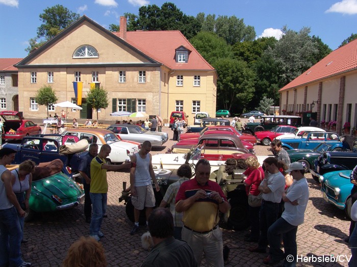 Bild: Einfinden der Fahrzeuge im Zielpunkt Gut Mößlitz mit anschließender Fahrzeugausstellung und Mittagsbrunch für die Curbici-Gäste.
