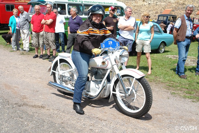 Bild: Start zur Ausfahrt vom Zörbiger Schloßparkplatz. Etappenziel war das  Fahrzeug und Technik Museum in Merseburg.