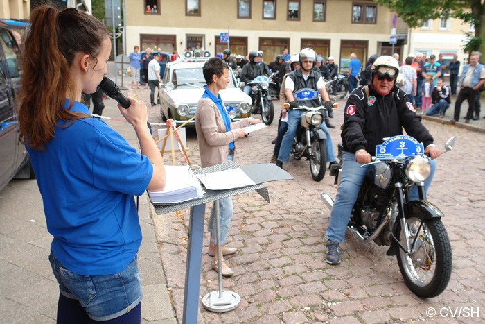 Bild: Der Start zur Ausfahrt erfolgte am Zörbiger Rathaus. Fahrtleiter Ralf Zschoche und Tochter Anne Zschoche stellten die Fahrzeuge dem Publikum kurz vor.
Die Ausfahrt ging über Großzöberitz-Löberitz-Zschortewitz nach Mößlitz, zum dortigen Rittergut.