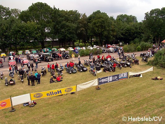 Bild: Eintreffen & Ausstellung der Oldtimer am Samstag-Vormittag auf dem Zörbiger Schloßgelände. Bis zum Start zur Ausfahrt nach Leipzig, konnten Oldtimerfans ihre Fahrzeuge zur Schau stellen.