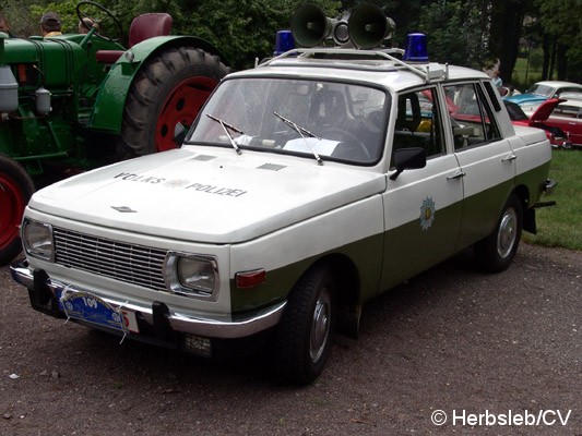Bild: Traditionell finden sich die Teilnehmer auf dem Zörbiger Schloßparkplatz ein. Besucher können bis zum Start zur Ausfahrt die Fahrzeuge in Augenschein nehmen.