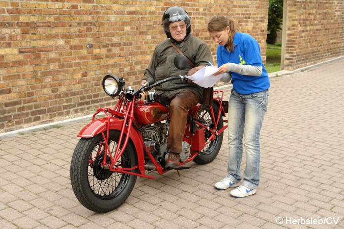 Bild: Eintreffen & Ausstellung der Oldtimer auf dem Zörbiger Schloßgelände.