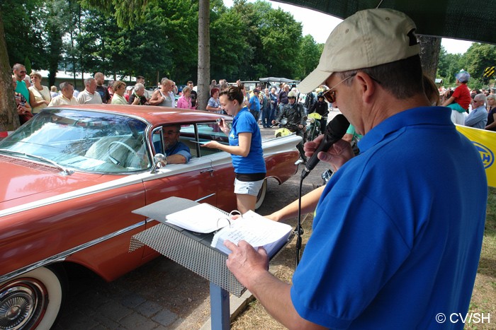 Bild: Start der Samstagsausfahrt am Zörbiger Schloss. Ausflusziel der 16. Curbici-Oldtimerrallye war Gröbzig.