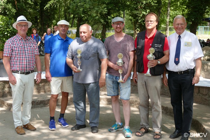 Bild: Siegerehrung im Gutspark in Mößlitz. Prämiert wurden die Gewinner der Fahrzeugklassen M1 bis M4 (Motorräder) und A1 bis A5 (Automobile). Desweiteren gab es Pokale für das Schönste Motorrad & Automobil sowie für das Schönste Kostüm und der Pechvogel.
Sie Siegerehrung nahm Fahrtleiter Ralf Zschoche, Ortsbürgermeister Jürgen Ebinger sowie Stadtbürgermeister Rolf Sonnenberger vor.