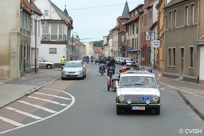 Bild: Vor dem Start zur Sonntags-Ausfahrt fuhren alle Fahrzeuge in einem Corso durch die Zörbiger Innenstadt.