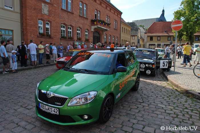 Bild: Antik-/Rennfahrzeuge vor dem Zörbiger Rathaus auf dem gesperrten Innenstadtring in Zörbig.