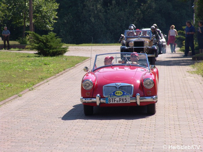 Bild: Sonderprüfung in der Ortschaft Salzfurtkapelle. Diese wurde am Sonntag-Vormittag von den Oldtimerfreunden angefahren. Das Hupenbrett musste mit der entsprechenden Fahrerseite zielgenau überfahren und die Hupeinrichtung ausgelöst werden.