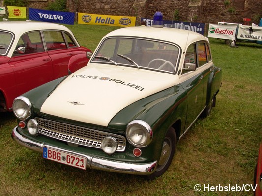 Bild: Traditionell finden sich die Teilnehmer auf dem Zörbiger Schloßparkplatz ein. Besucher können bis zum Start zur Ausfahrt die Fahrzeuge in Augenschein nehmen.